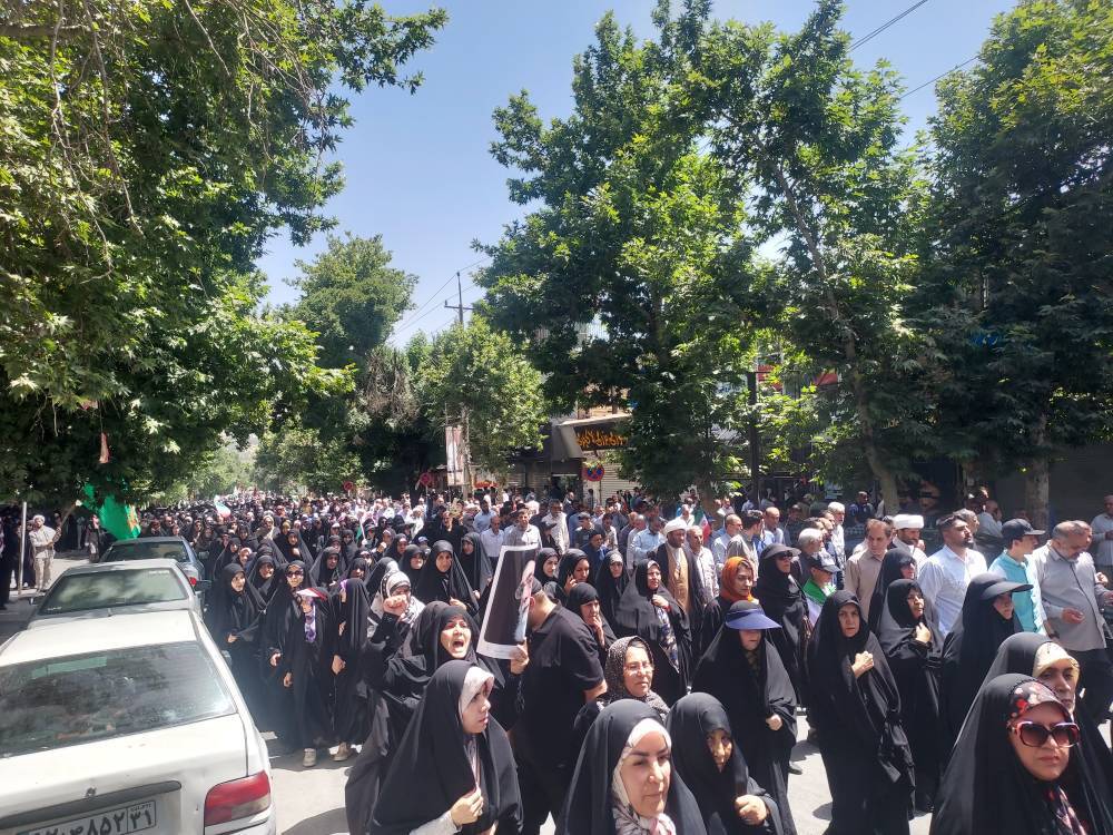 حضور معنادار و حماسی مردم ایران در نماز جمعه/ تهرانی‌ها خانوادگی به نماز جمعه آمدند