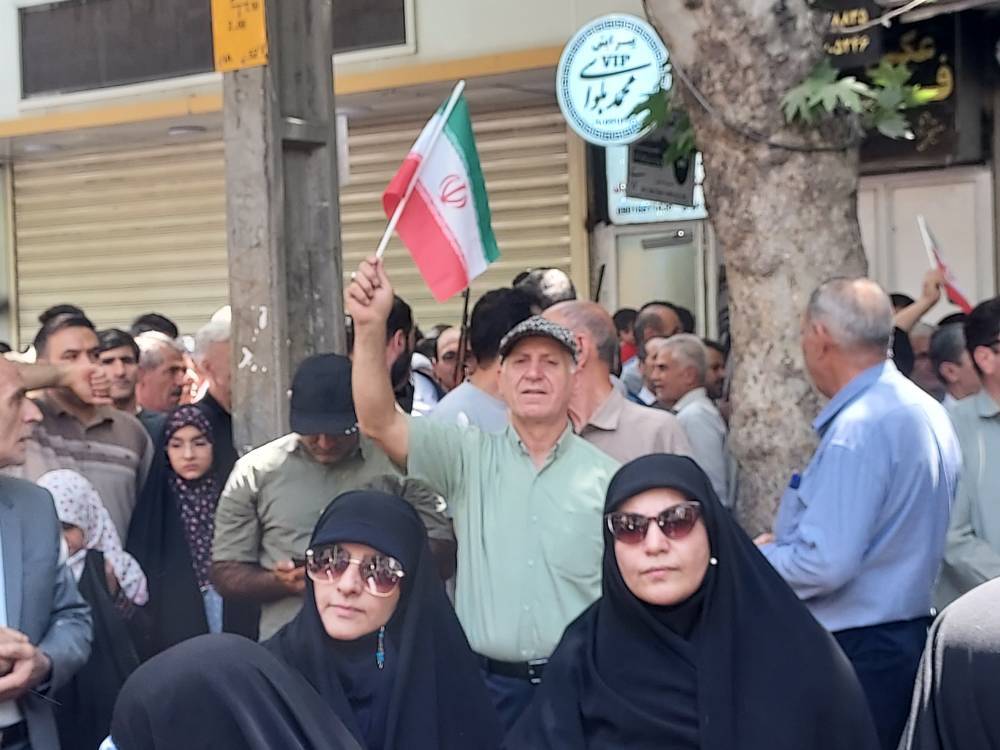 حضور معنادار و حماسی مردم ایران در نماز جمعه/ تهرانی‌ها خانوادگی به نماز جمعه آمدند