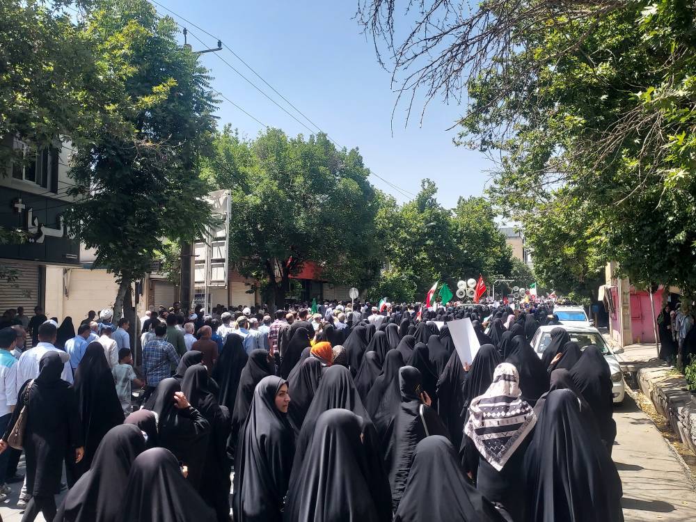 حضور معنادار و حماسی مردم ایران در نماز جمعه/ تهرانی‌ها خانوادگی به نماز جمعه آمدند