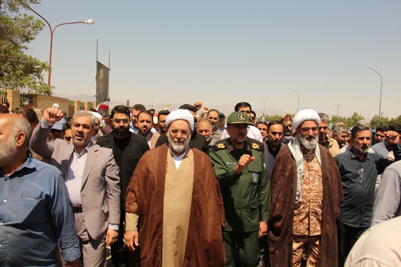 حضور معنادار و حماسی مردم در نماز جمعه/ ایرانی‌ها خانوادگی به نماز جمعه آمدند