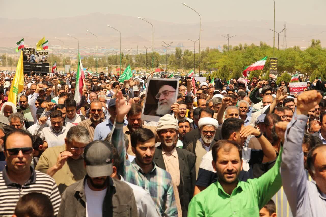 حضور معنادار و حماسی مردم در نماز جمعه/ ایرانی‌ها خانوادگی به نماز جمعه آمدند