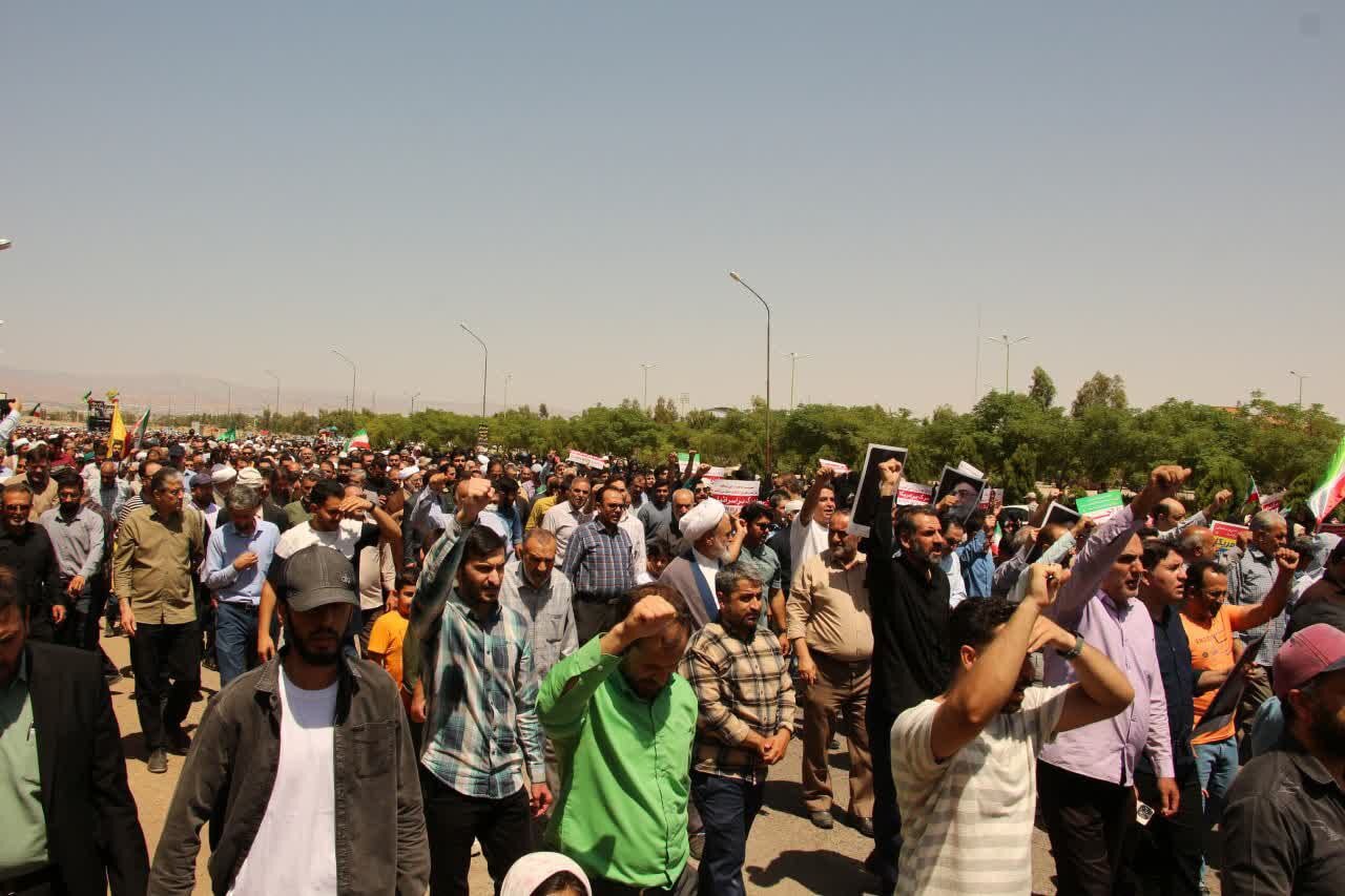 حضور معنادار و حماسی مردم در نماز جمعه/ ایرانی‌ها خانوادگی به نماز جمعه آمدند