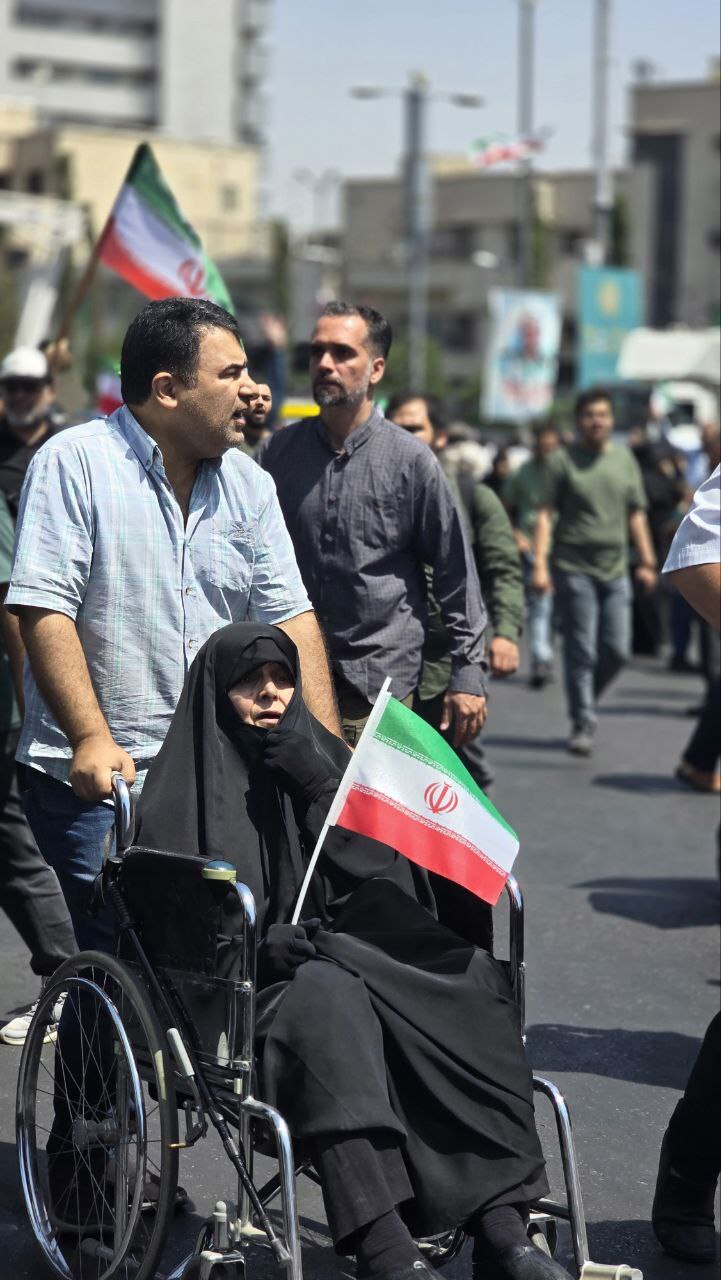 حضور معنادار و حماسی مردم ایران در نمازجمعه/ تهرانی‌ها خانوادگی به نمازجمعه آمدند