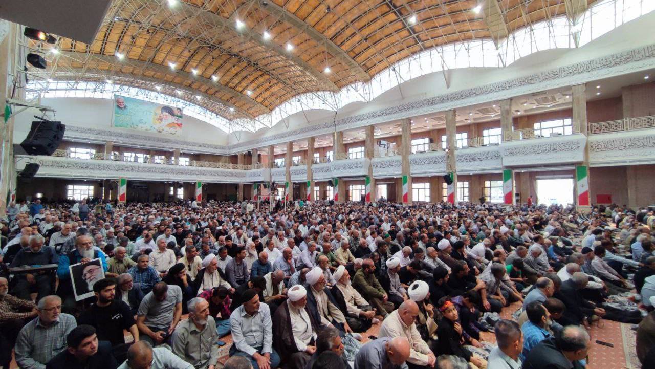 حضور معنادار و حماسی مردم در نمازجمعه/ ایرانی‌ها خانوادگی به نمازجمعه آمدند