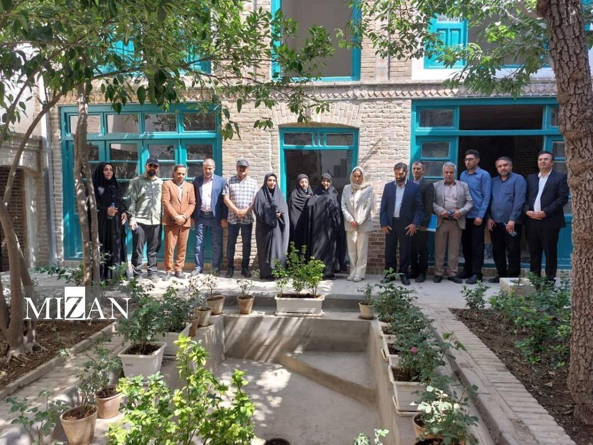 نصب تابلو خانه پدری جلال‌آل‌احمد بر سر کوچه کارکن اساسی