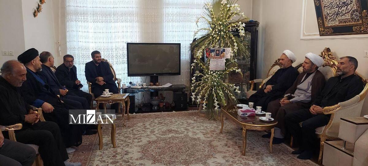 رئیس کل دادگستری استان زنجان با حضور در منزل شهید سردار حیدری از خانواده این شهید اقتدار تجلیل کرد 