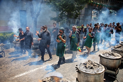 طبخ و توزیع ۷۲ دیگ غذای نذری در بجنورد