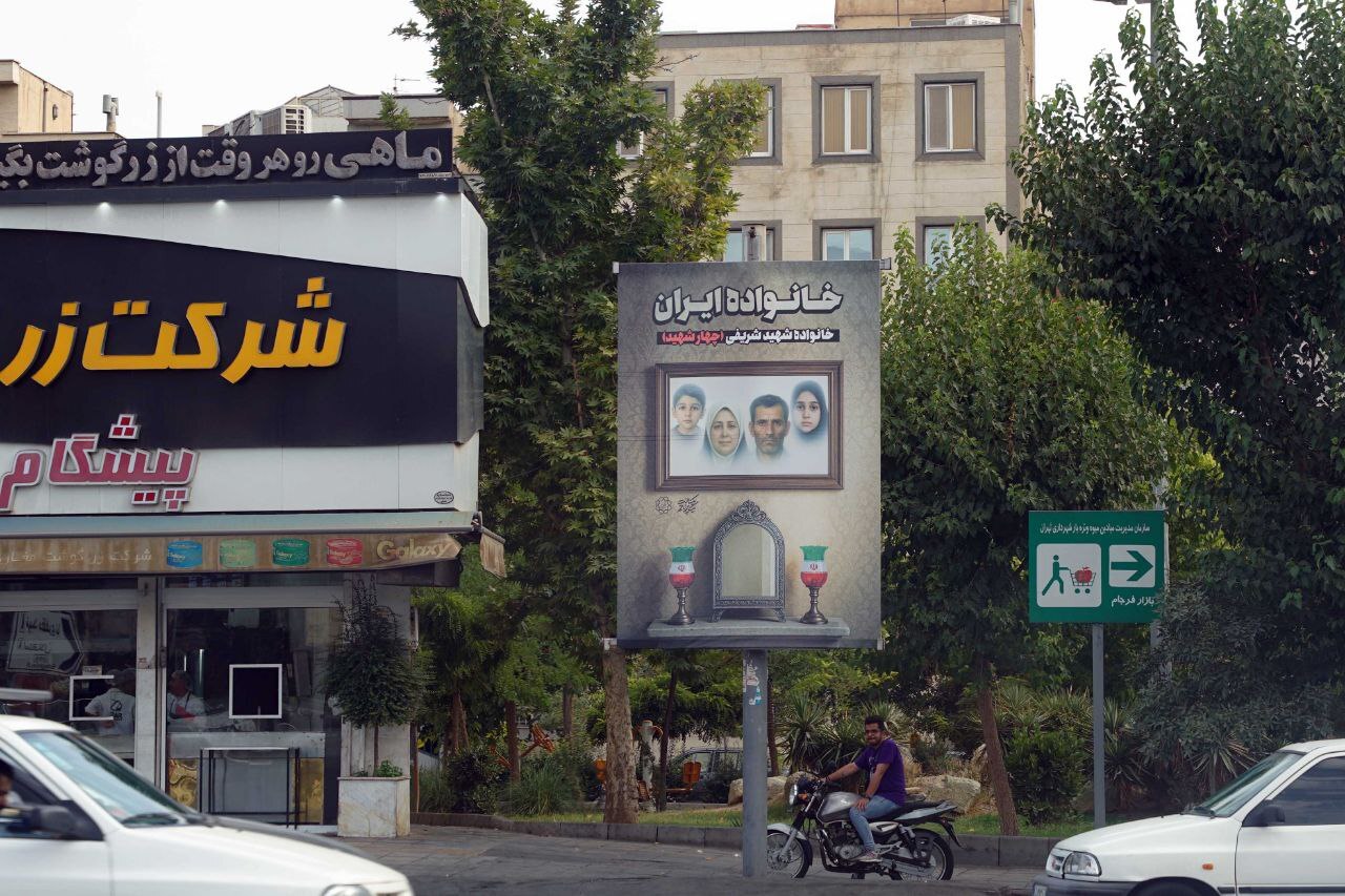 اکران شهری تصاویر خانواده‌های شهید حملات رژیم صهیونیستی به ایران