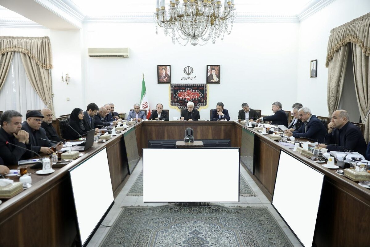 تاکید عارف بر افزایش نظارت‌ها و برخورد با برخی گران‌فروشی‌ها و احتکار در بازار کالاهای اساسی و خوراکی