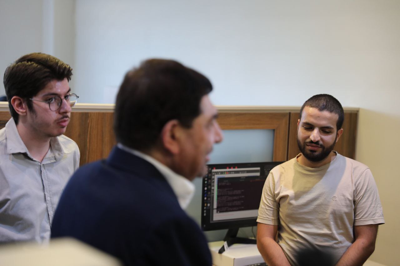 مخبر: جوانان نخبه، موتور محرک پیشرفت کشور هستند/ عقل حکم می‌کند وقتی محصول باکیفیت داخلی موجود است به دنبال خرید خارجی نباشیم