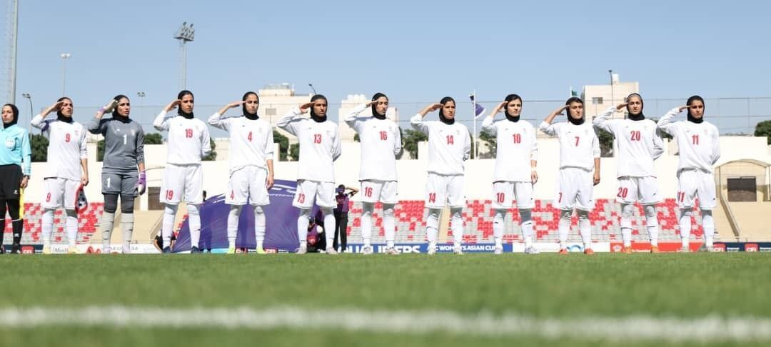 مخابره پیام عزت و سربلندی به جهانیان با سلام نظامی در میدان ورزش