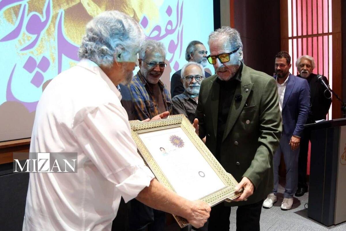 گواهینامه درجه یک هنری ابوالفضل پورعرب اهدا شد/نشانی برای سال‌ها استقامت، نجابت و وفاداری به مردم