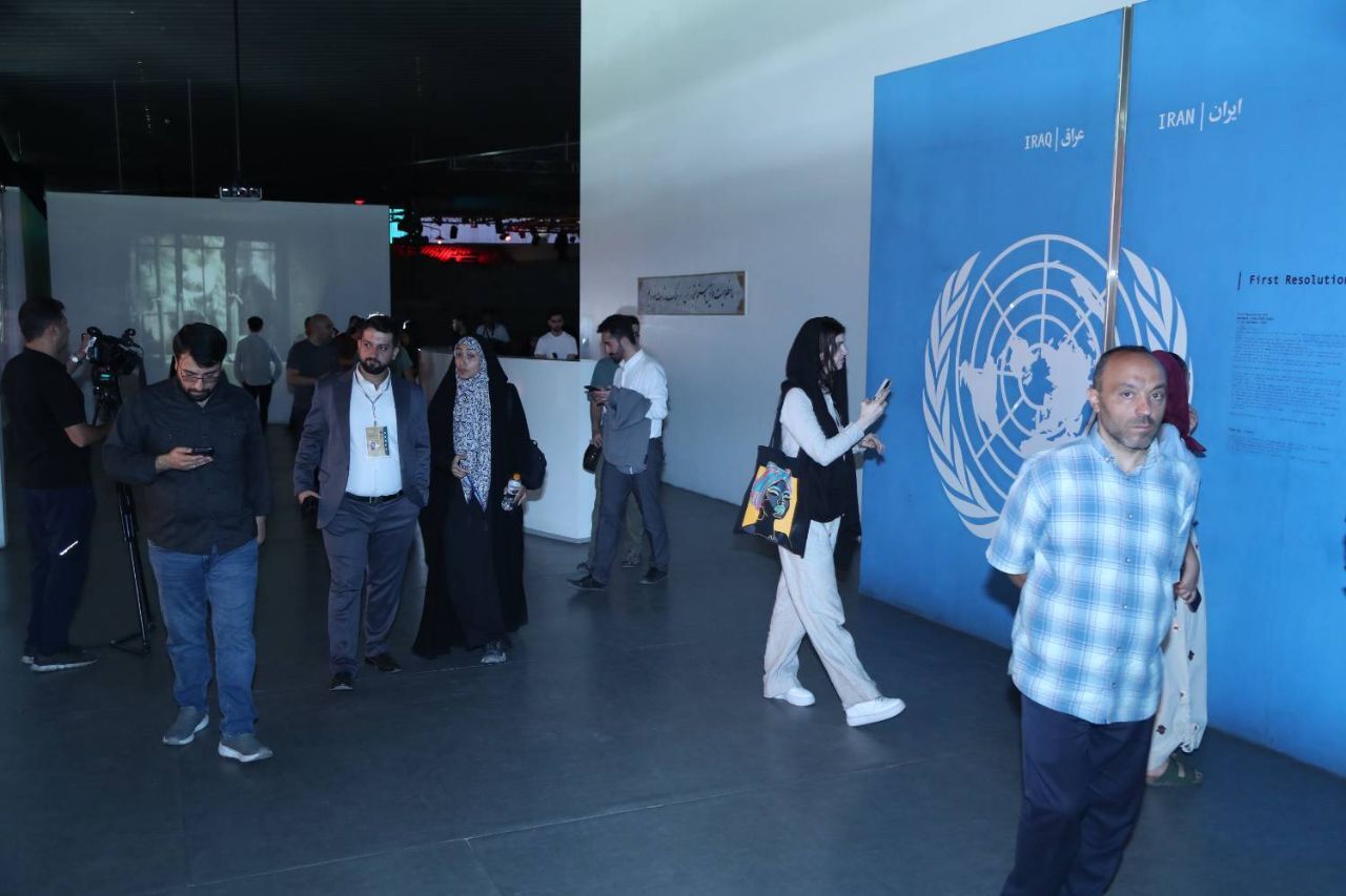 بازدید جمعی از فعالان رسانه‌ای خارجی از موزه ملی انقلاب اسلامی و دفاع مقدس