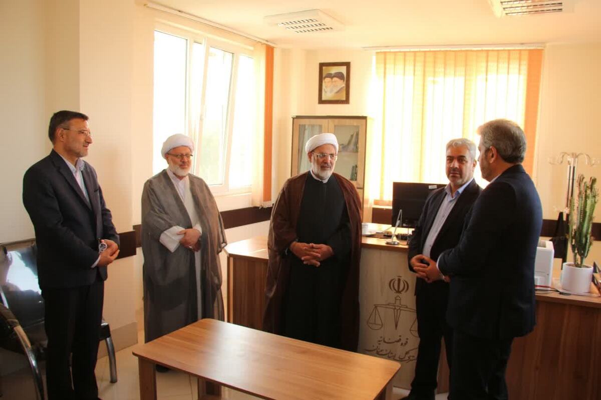 بازدید رئیس کل دادگستری استان سمنان از مجتمع دادگاه‌های صلح و شورا‌های حل اختلاف شهرستان سمنان 