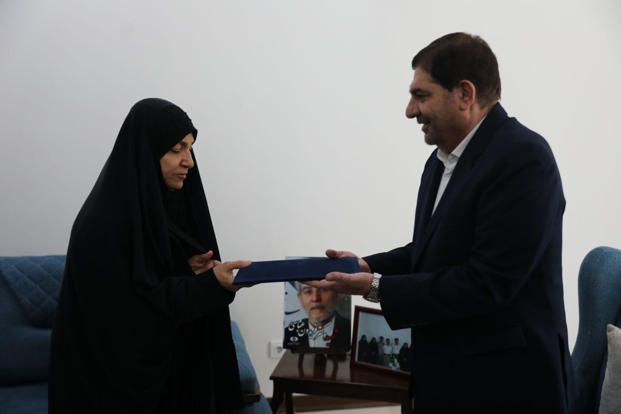 دیدار مخبر با خانواده شهید عباسی به نمایندگی از طرف رهبر انقلاب