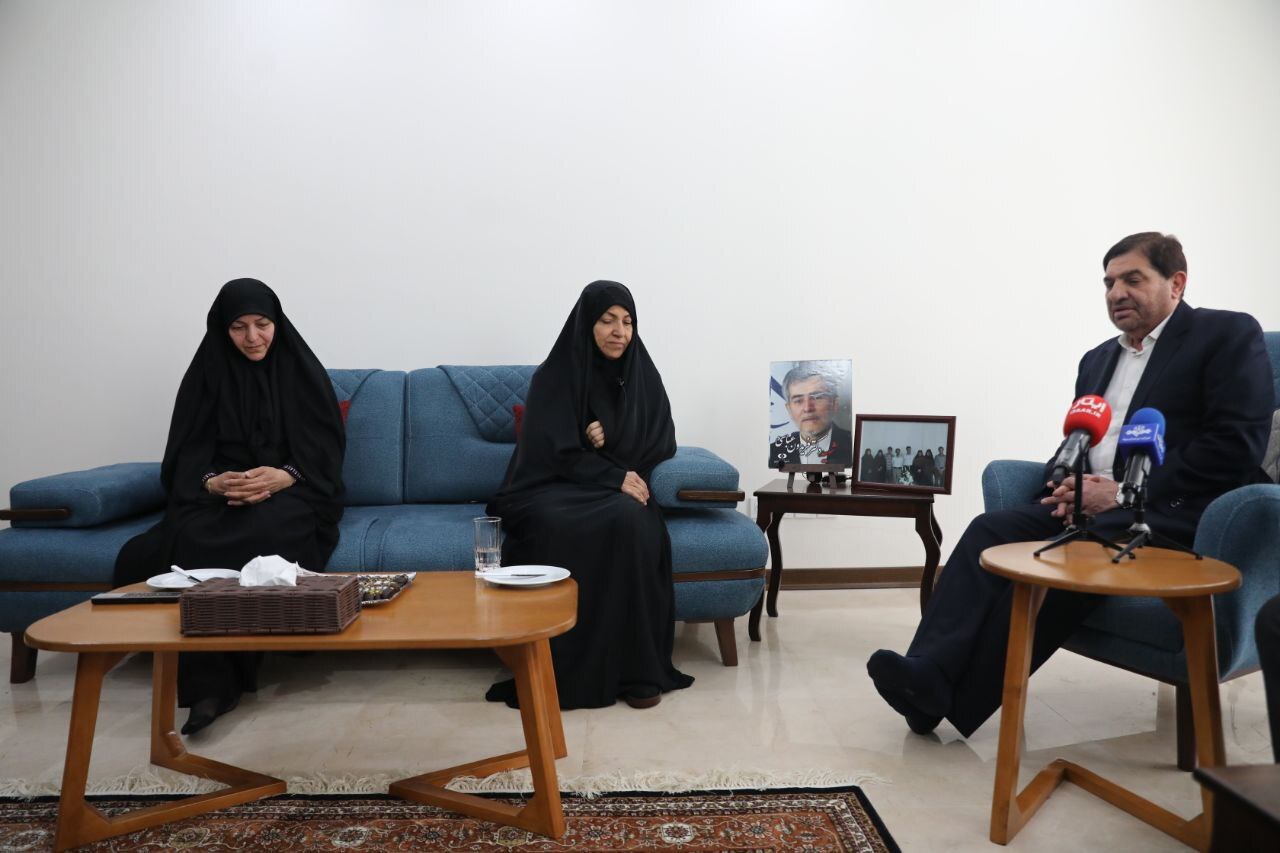 دیدار مخبر با خانواده شهید عباسی به نمایندگی از طرف رهبر انقلاب