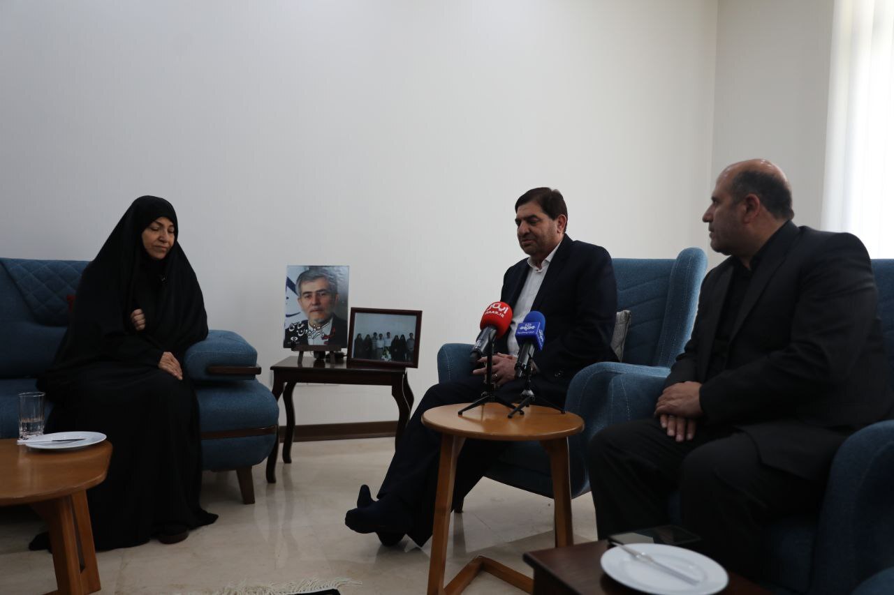 دیدار مخبر با خانواده شهید عباسی به نمایندگی از طرف رهبر انقلاب