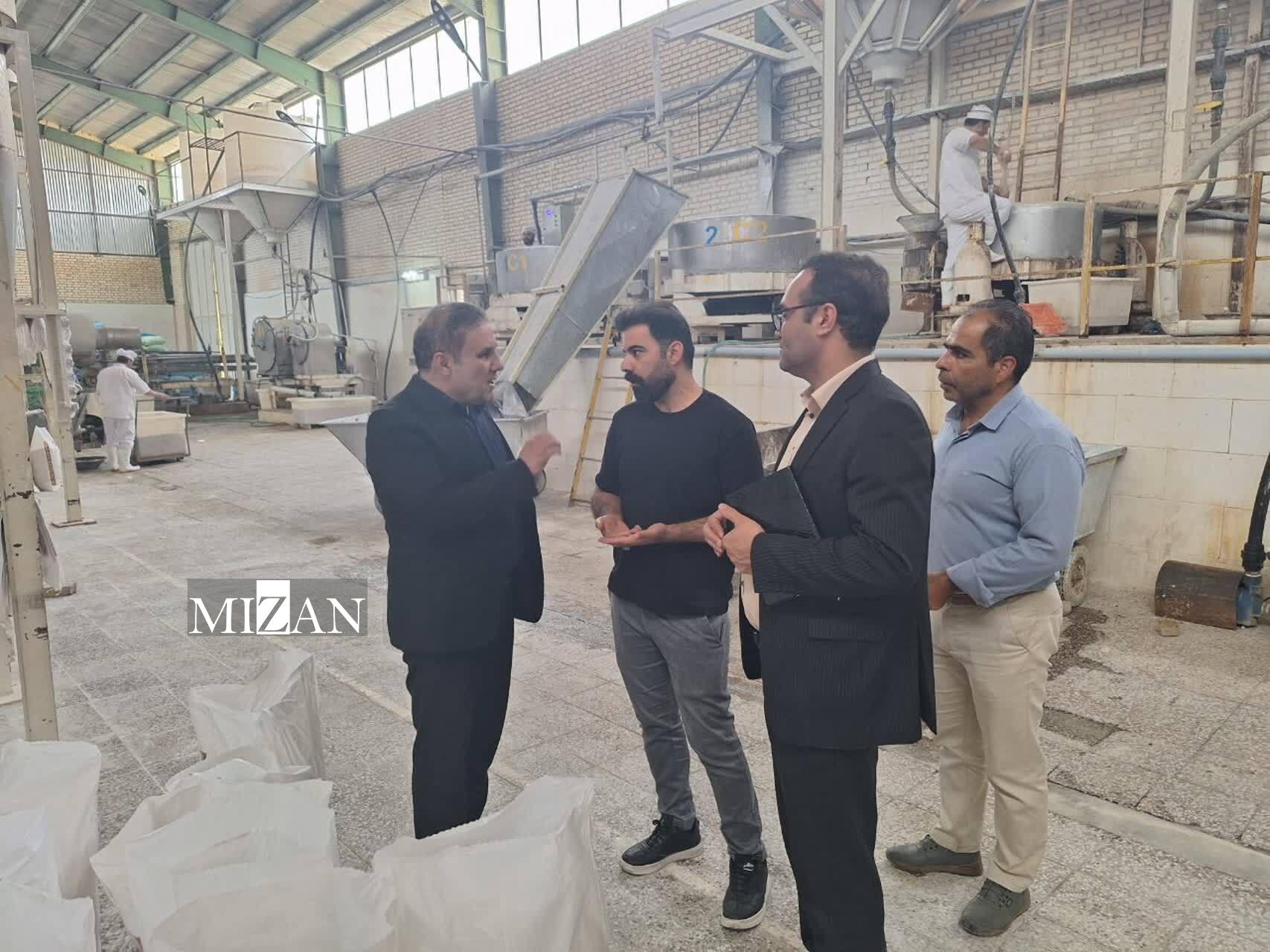 رئیس دادگستری و دادستان بروجرد از واحد‌های تولیدی- صنعتی مستقر در شهرک صنعتی این شهرستان بازدید کردند