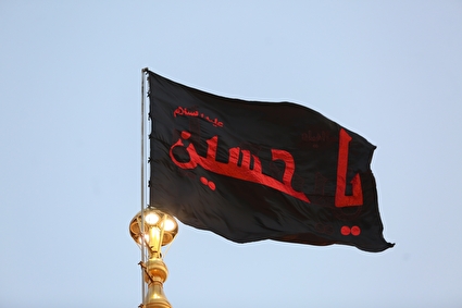 تعویض پرچم گنبد حرم حضرت معصومه(س)