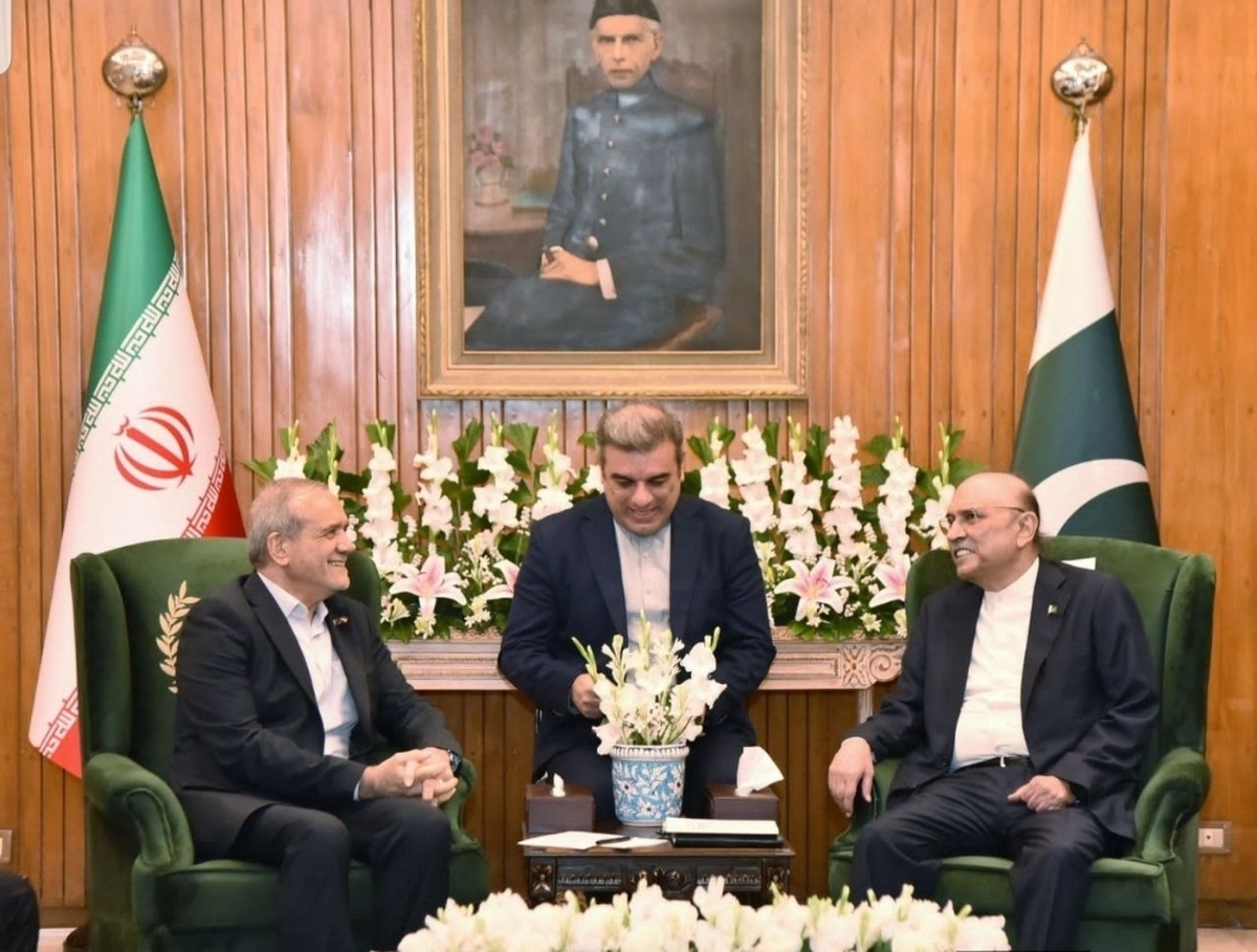 پزشکیان: ایران و پاکستان نشان دادند که دوست روز‌های سخت یکدیگر هستند/ زرداری: توافقات حاصل شده در سفر پزشکیان، گامی به جلو در تقویت تعاملات محسوب می‌شود