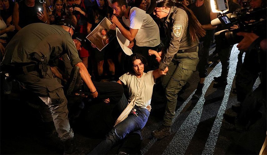 تشدید اعتراضها در اراضی اشغالی؛ معترضان نتانیاهو را فریبکار توصیف کردند تشدید اعتراضها در اراضی اشغالی؛ معترضان نتانیاهو را فریبکار توصیف کردند