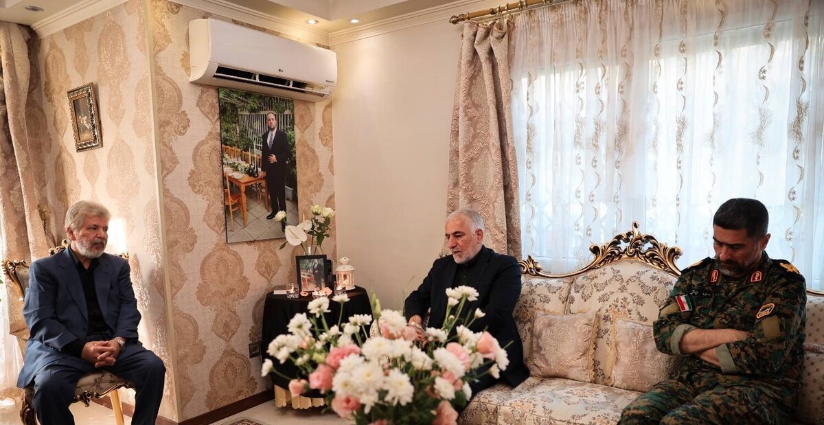 رئیس سازمان زندان‌ها در منزل خانواده سرباز «شهید پویان سرشتی» حضور یافت