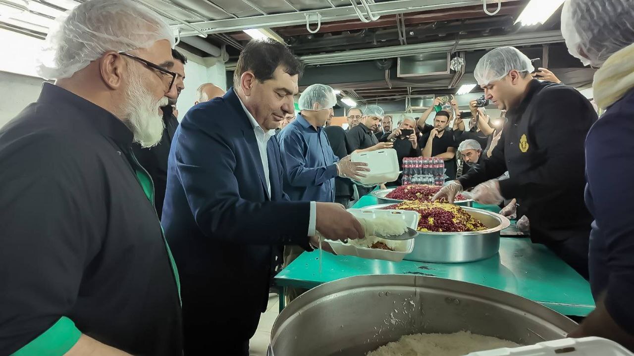 حضور مشاور و دستیار رهبری در جمع اعضای گروه جهادی شهید سپهبد غلامعلی رشید حضور مشاور و دستیار رهبری در جمع اعضای گروه جهادی شهید سپهبد غلامعلی رشید