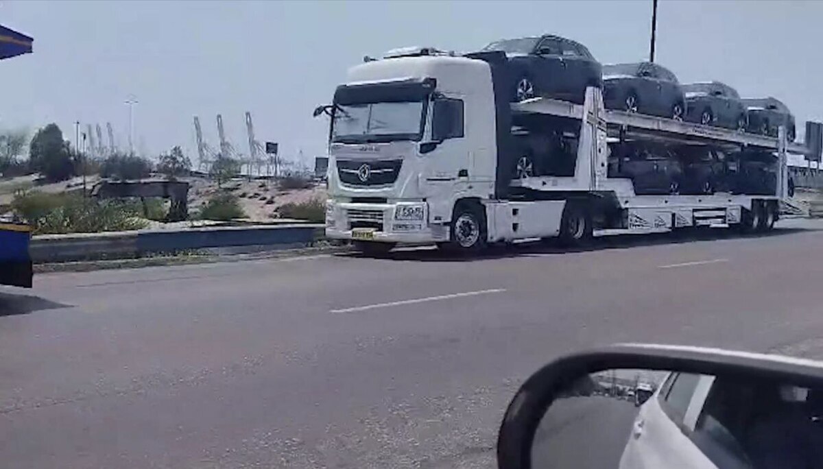 ترخیص ۲ هزار و ۲۵۰ دستگاه خودروی نو وارداتی با پیگیری دستگاه قضایی در بندر شهید رجایی بندرعباس