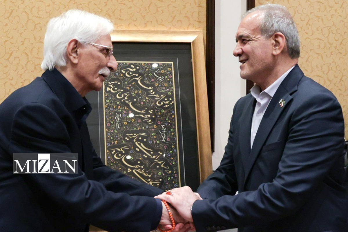 نمادی از پیوند دیرین؛ تابلو خوشنویسی اقبال لاهوری به رئیس‌جمهور ایران در سفر پاکستان اهدا شد