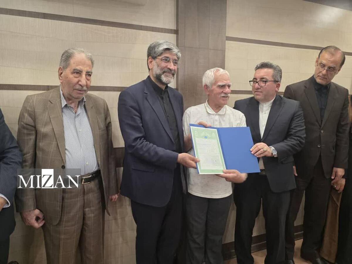 گره‌گشایی از دو معضل بزرگ ثبتی مردم ارومیه؛ ۲۶۸۰ سند مالکیت تعاونی‌های مسکن مرزداران و یازده‌گانه به مالکان تحویل داده شد