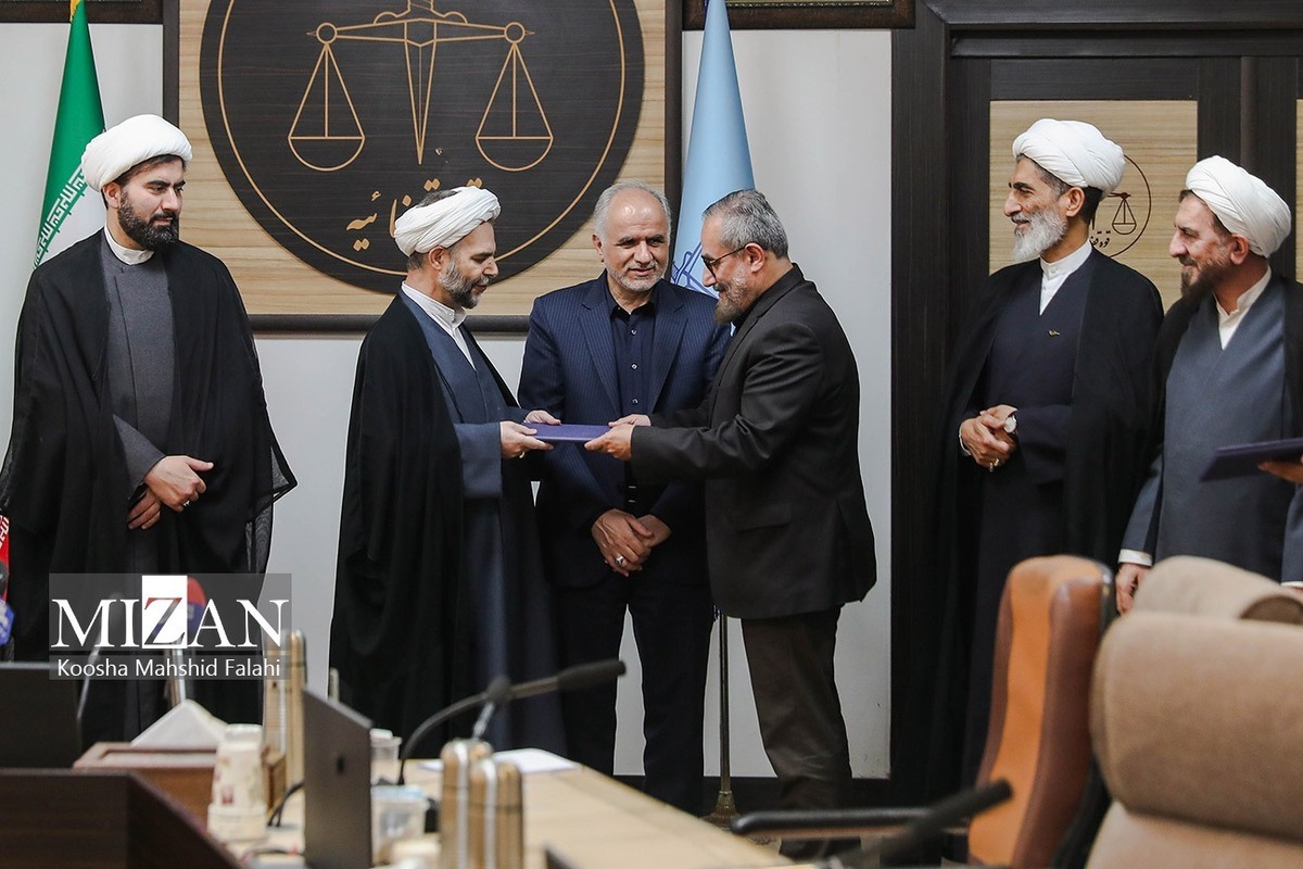 آیین تکریم و معارفه معاون حقوقی و امور مجلس قوه قضاییه برگزار شد/ معاون اول قوه قضاییه: معاون حقوقی جدید تعامل بالایی با دولت و مجلس در تصویب لوایح قضایی داشته باشد