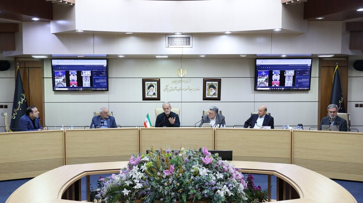 رئیس جمهور: پزشکان از قالب‌های محدود خارج و نجات‌بخش محله، جامعه و منطقه خود باشند