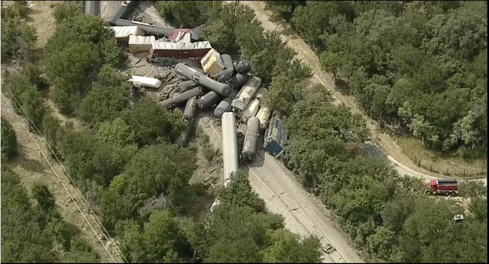 خروج قطار حامل مواد خطرناک از ریل در آمریکا خروج قطار حامل مواد خطرناک از ریل در آمریکا