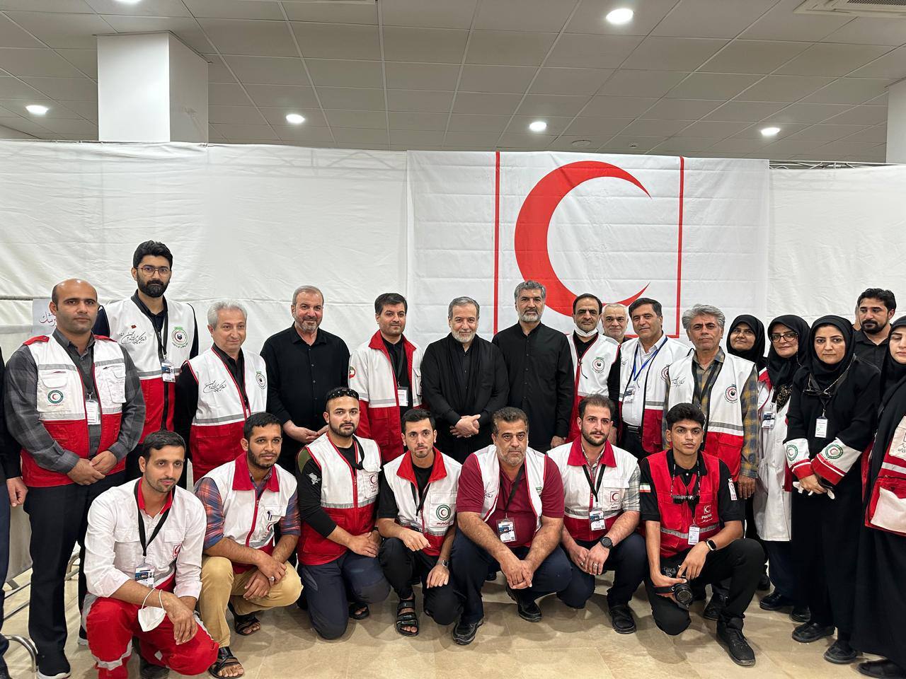 بازدید عراقچی از میزهای خدمت سرکنسولگری و هلال احمر ایران در نجف اشرف بازدید عراقچی از میزهای خدمت سرکنسولگری و هلال احمر ایران در نجف اشرف