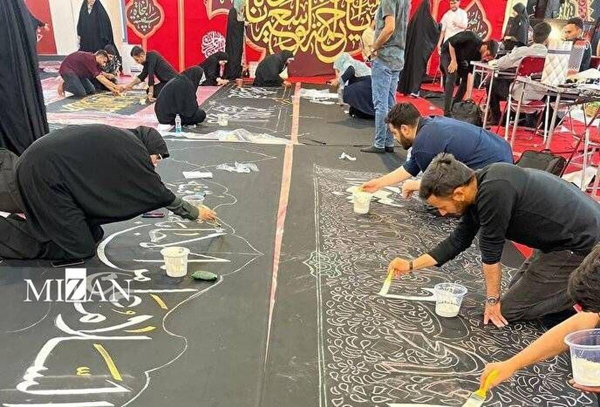 کتیبه‌نویسی به صورت بداهه در مسیر راهپیمایی جاماندگان اربعین حسینی