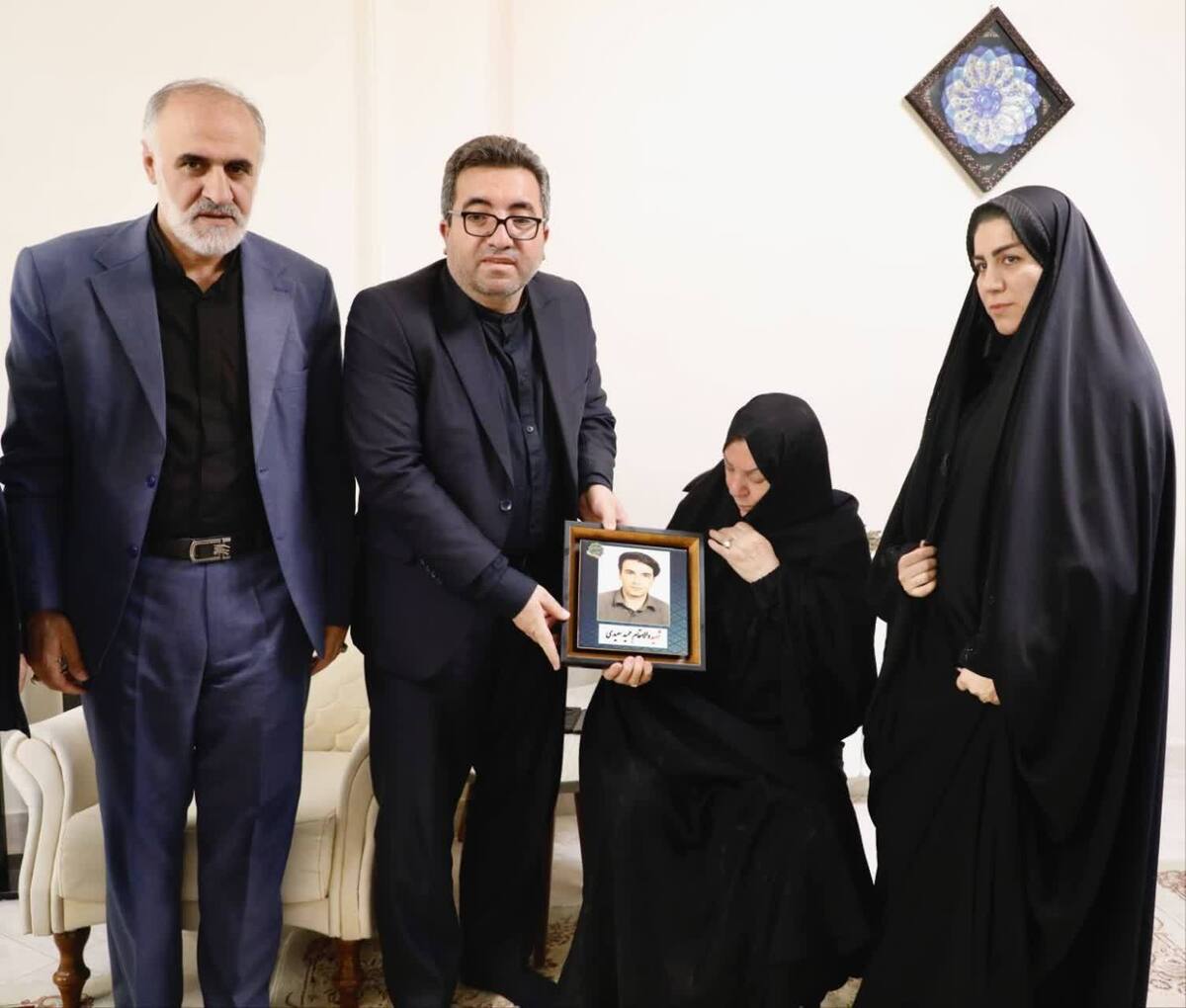 رئیس سازمان ثبت اسناد و املاک کشور با خانواده شهید حمید سعیدی دیدار کرد