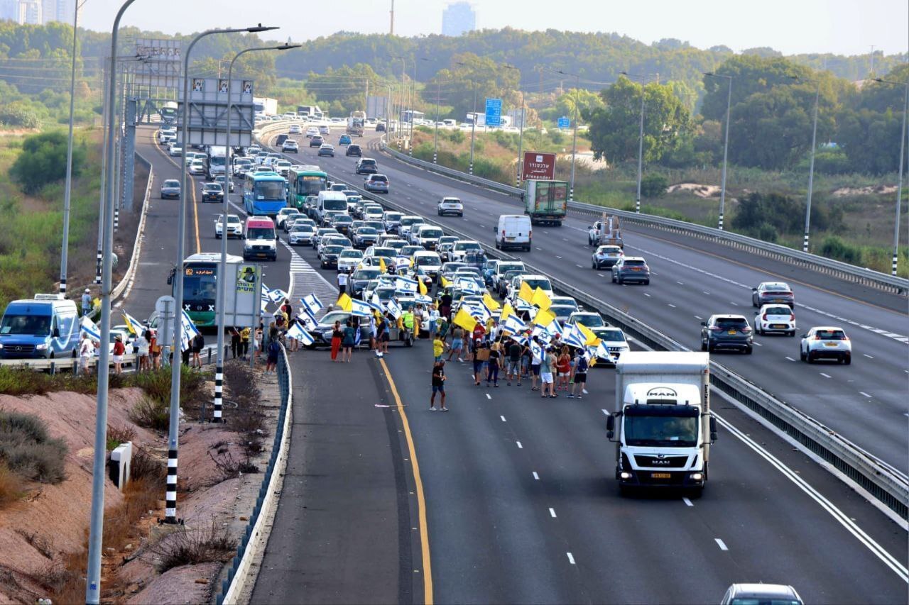 تظاهرات گسترده در اراضی اشغالی؛ معترضان جاده‌ها را مسدود کردند