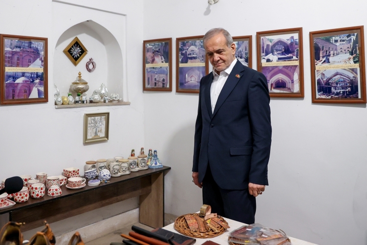 بازدید پزشکیان از مسجد کبود ایروان و اقامه نماز با نمازگزاران