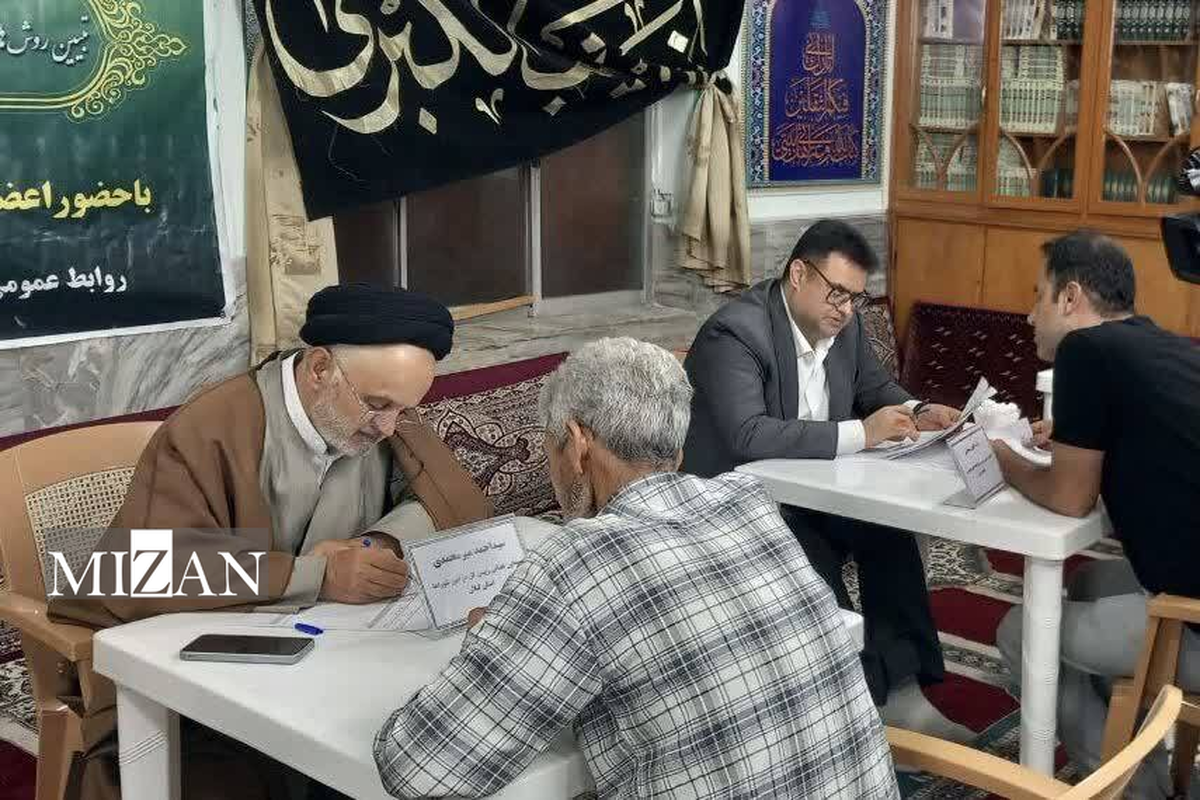 اعضای شورای قضایی استان گیلان در مساجد شهر رشت به مشکلات حقوقی و قضایی مردم رسیدگی کردند