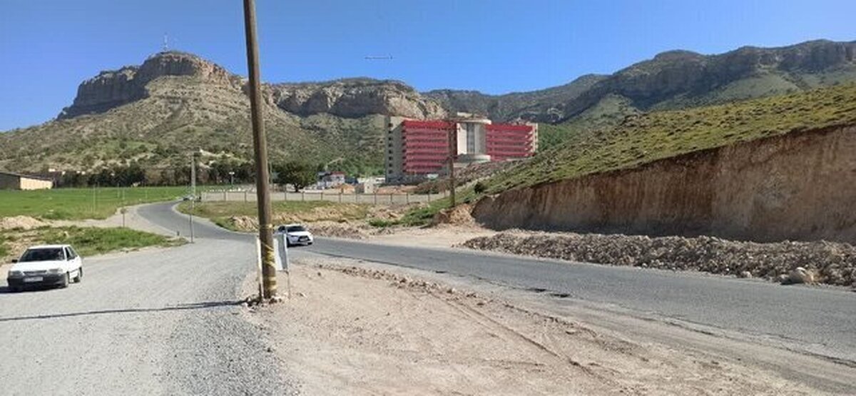 رفع نقطه حادثه خیز مسیر دسترسی به بیمارستان رازی؛ با ورود دادگستری استان ایلام