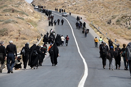 زائران پیاده امام رضا (ع) در جاده‌های مشهد