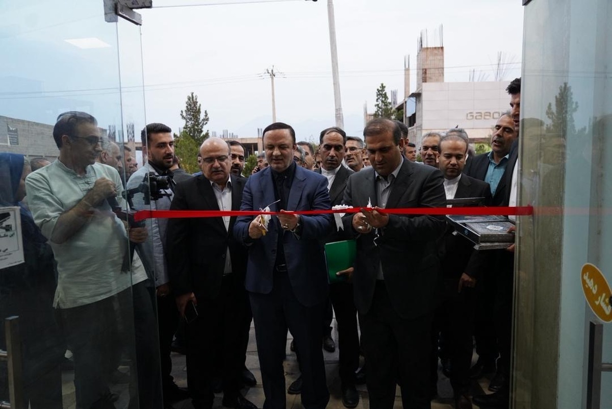 نخستین دفتر خدمات هوشمند مناطق آزاد در ارس افتتاح شد/ اولین گردشگر خارجی کارت مناطق آزاد ایران را دریافت کرد