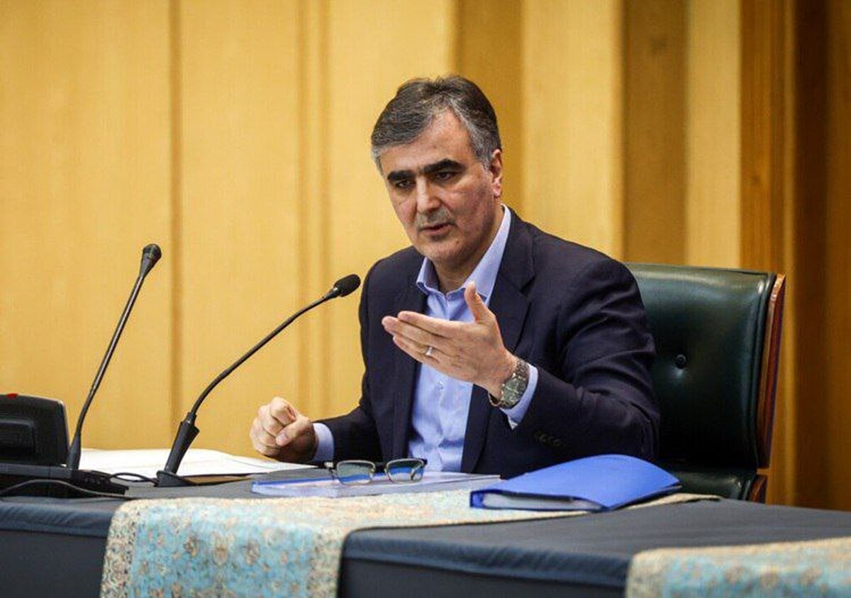 پاسخ رئیس‌کل بانک مرکزی درباره تک‌نرخی کردن ارز: هیچ برنامه‌ای برای افزایش نرخ ارز ۷۰ هزار تومانی نداریم/ تجربه نشان می‌دهد افزایش نرخ ارز، تورم شدید را به کالا‌ها و خدمات منتقل می‌کند