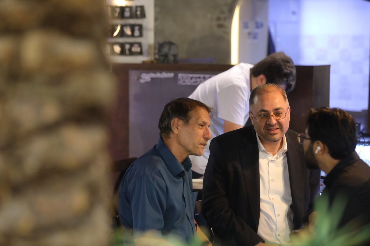 شبِ شاعر؛ افشین اعلا، میراث شعر فارسی و صدای انقلاب در یک محفل شبِ شاعر؛ افشین اعلا، میراث شعر فارسی و صدای انقلاب در یک محفل