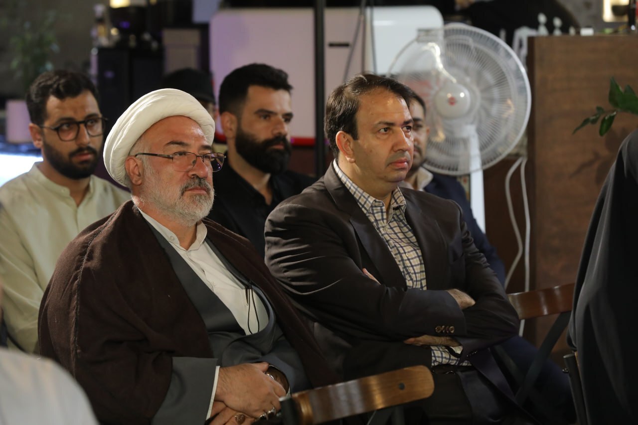 شبِ شاعر؛ افشین اعلا، میراث شعر فارسی و صدای انقلاب در یک محفل شبِ شاعر؛ افشین اعلا، میراث شعر فارسی و صدای انقلاب در یک محفل