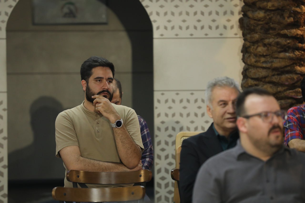 شبِ شاعر؛ افشین اعلا، میراث شعر فارسی و صدای انقلاب در یک محفل شبِ شاعر؛ افشین اعلا، میراث شعر فارسی و صدای انقلاب در یک محفل