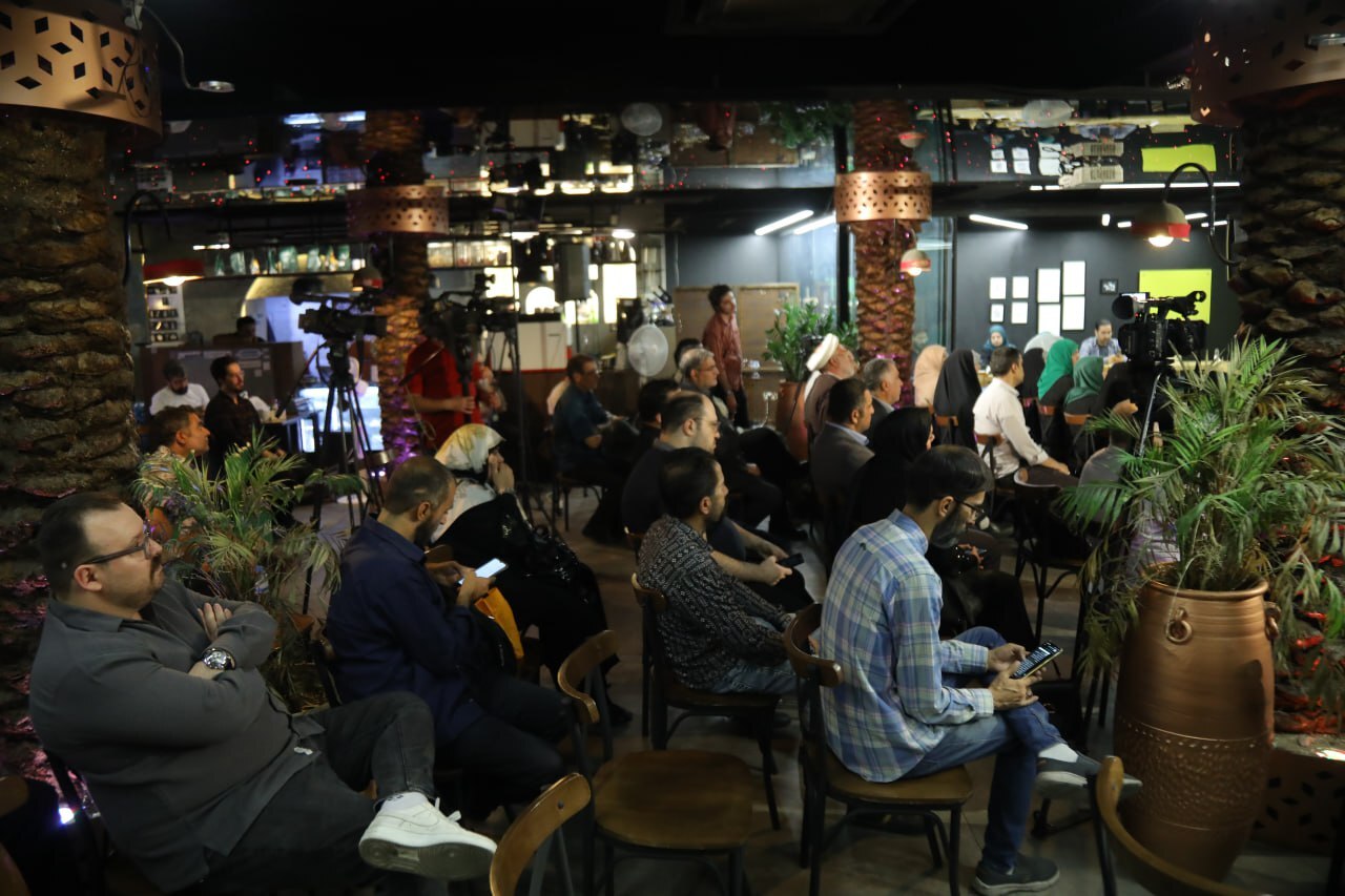 شبِ شاعر؛ افشین اعلا، میراث شعر فارسی و صدای انقلاب در یک محفل شبِ شاعر؛ افشین اعلا، میراث شعر فارسی و صدای انقلاب در یک محفل