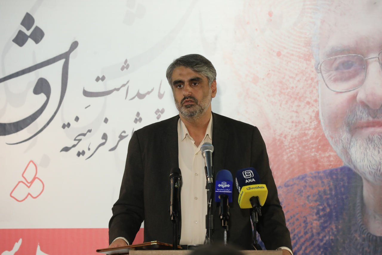 شبِ شاعر؛ افشین اعلا، میراث شعر فارسی و صدای انقلاب در یک محفل شبِ شاعر؛ افشین اعلا، میراث شعر فارسی و صدای انقلاب در یک محفل