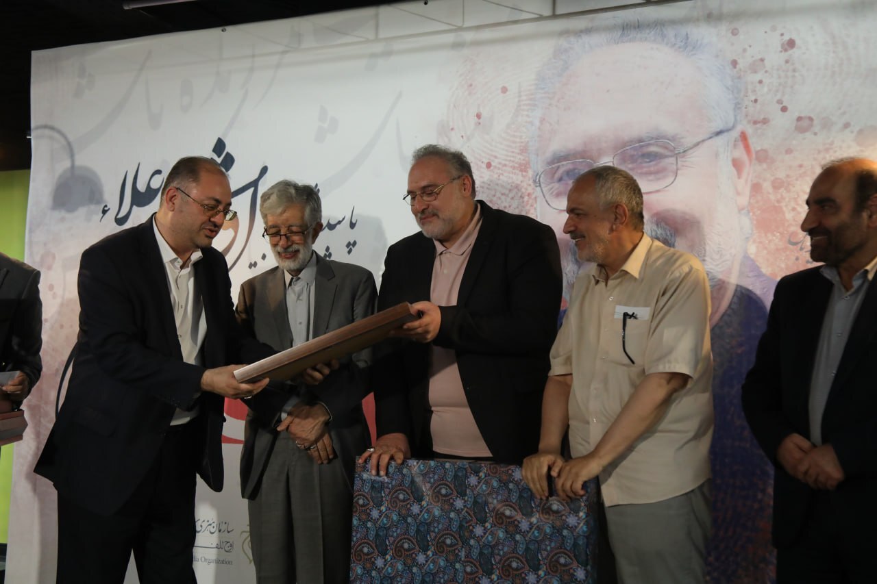 شبِ شاعر؛ افشین اعلا، میراث شعر فارسی و صدای انقلاب در یک محفل شبِ شاعر؛ افشین اعلا، میراث شعر فارسی و صدای انقلاب در یک محفل