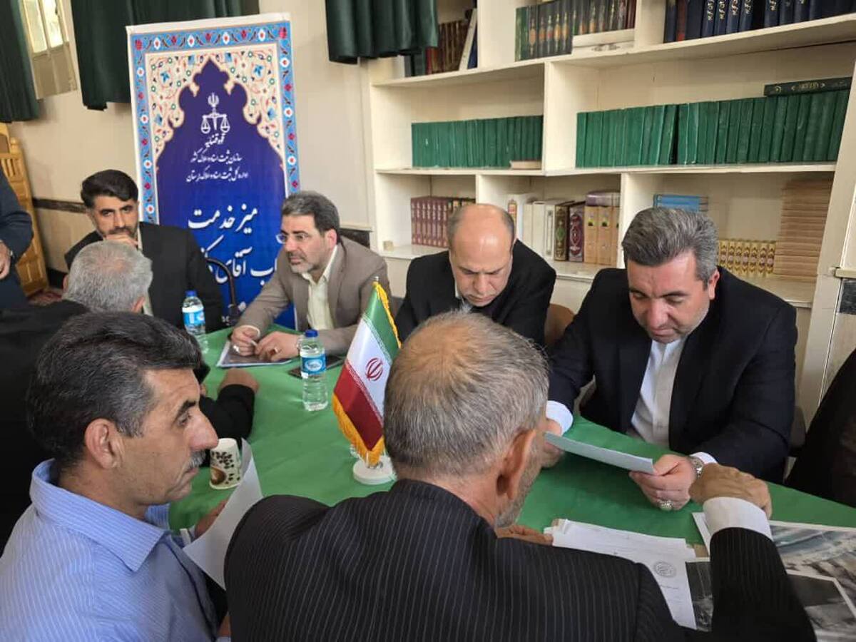 میز خدمت ثبتی رئیس سازمان ثبت اسناد و املاک کشور در خرم‌آباد برگزار شد
